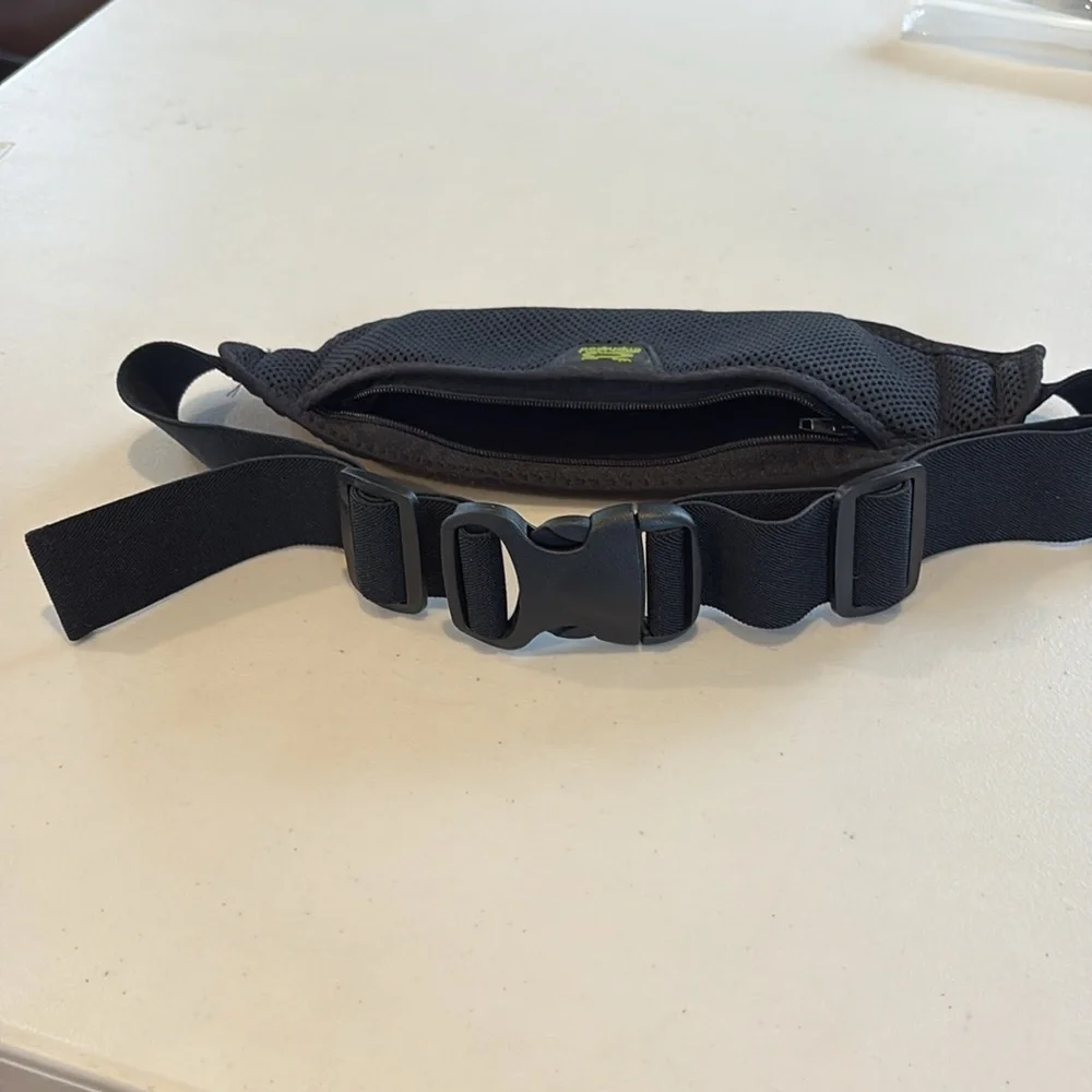Amphipod Black Running Belt. Unisex - Picture 9 of 12